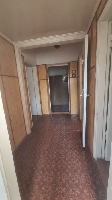 Продаётся 3 х комнатная квартира на втором этаже ориентир 15 школа