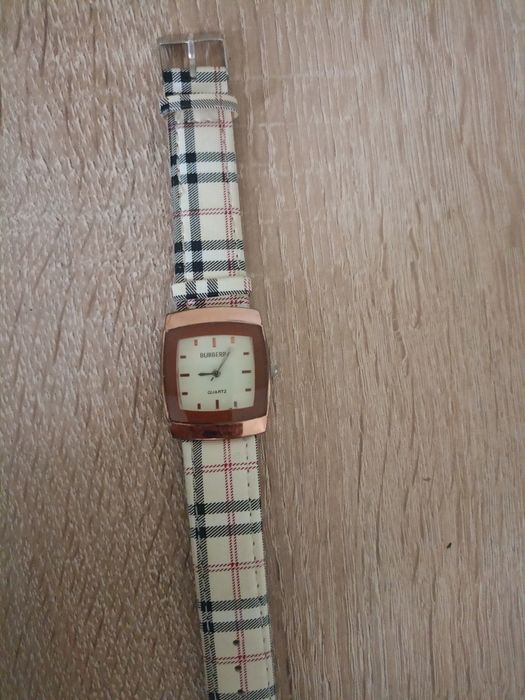 Vând ceas damă, produs nou, produs de calitate.