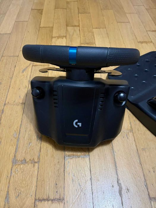 Logitech G923 Trueforce - Volan și pedale (compatibil PC / PS4 / PS5) - Stare impecabilă