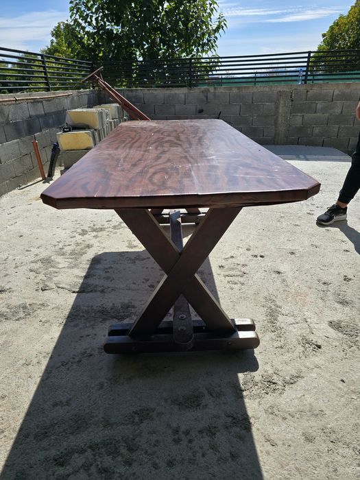 Дървена маса с пейки