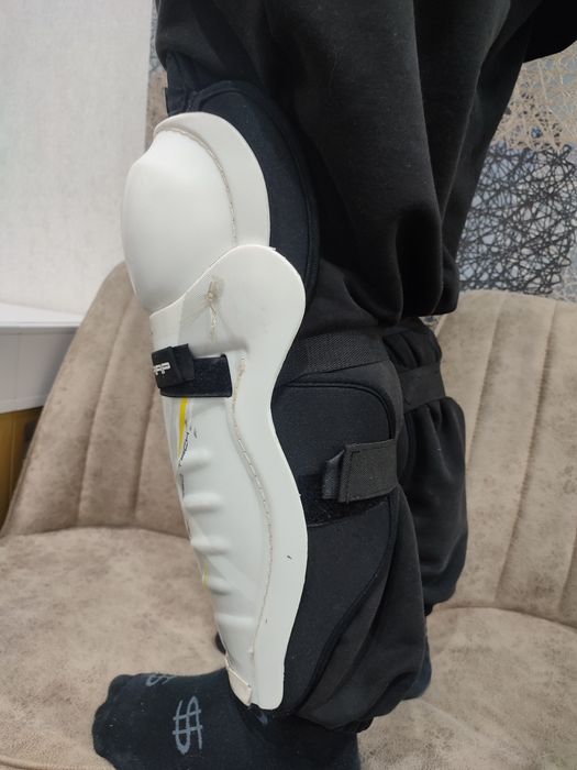 Хоккейные щитки.