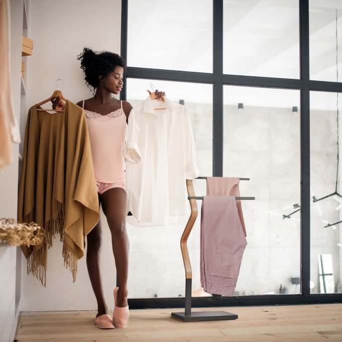 Модерна закачалка за кърпи в цвят сиво/естествено дърво