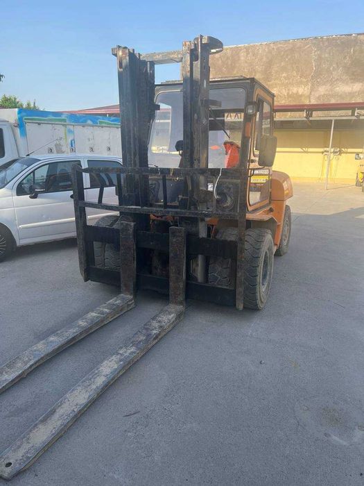 Вилочный погрузчик - кара 7тонн сотилади