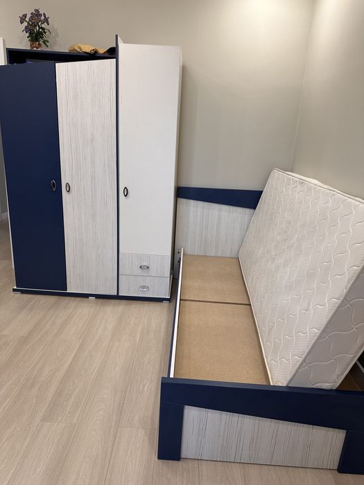 Шкаф и кровать