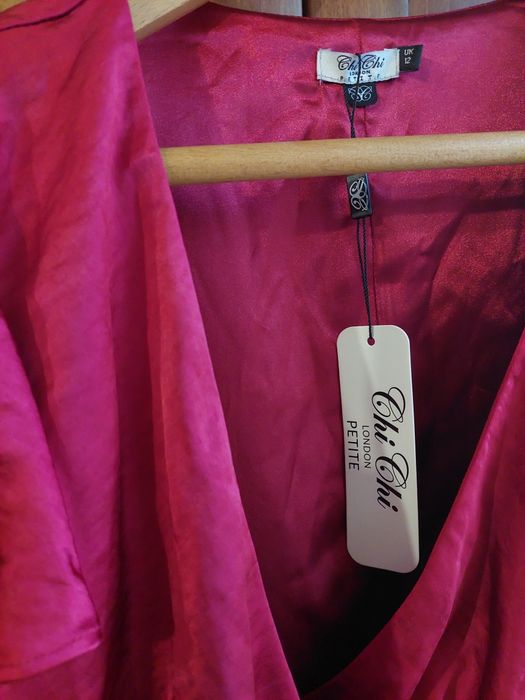 Дамска рокля Chi Chi, тип "Прегърни ме"