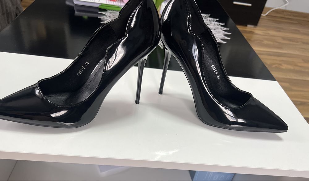 Чисто нови дамски обувки на токчета.