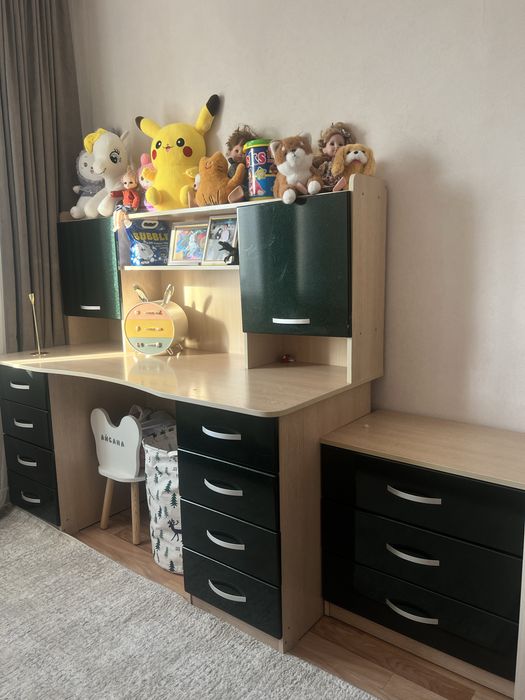 Шкаф и односпальная кровать