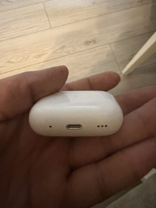 Продавам СПЕШНО Айфон СЕ 2020 и ОРИГИНАЛНИ слушалки Еърподс 3 !!