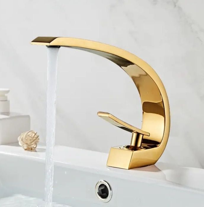 Златен смесител за баня