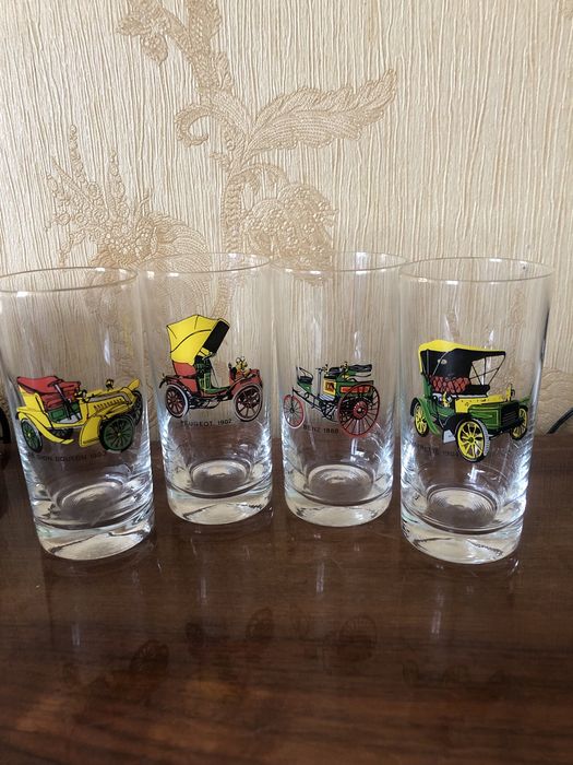 Стаканы чешские с машинками