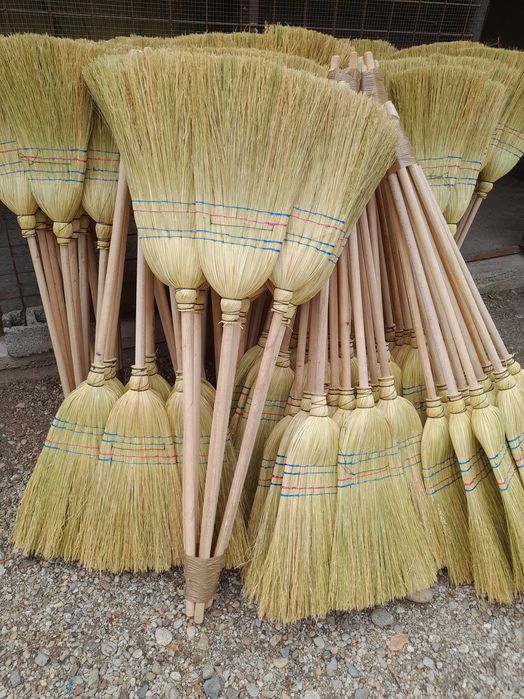 Mături sorg confecționate manual