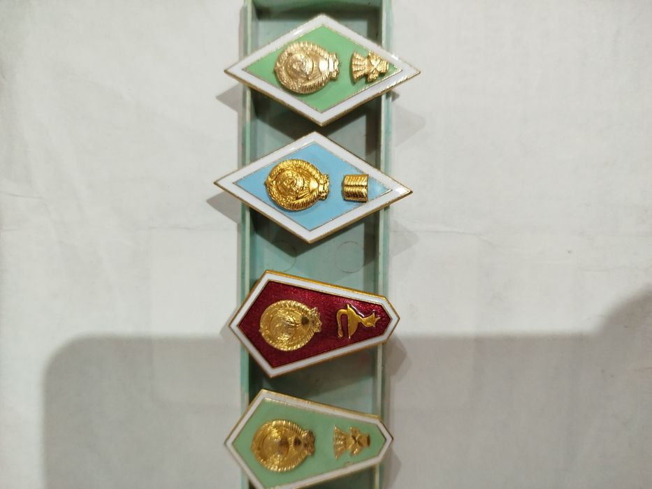 Продам нагрудные значки ромбовидные