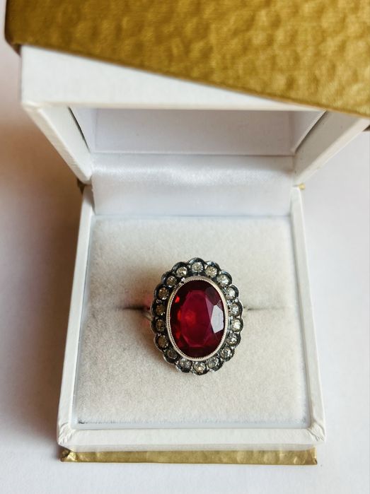 Inel din argint in forma de floare cu pietre