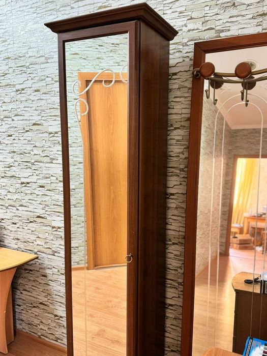 Шкаф и зеркало+вешалка