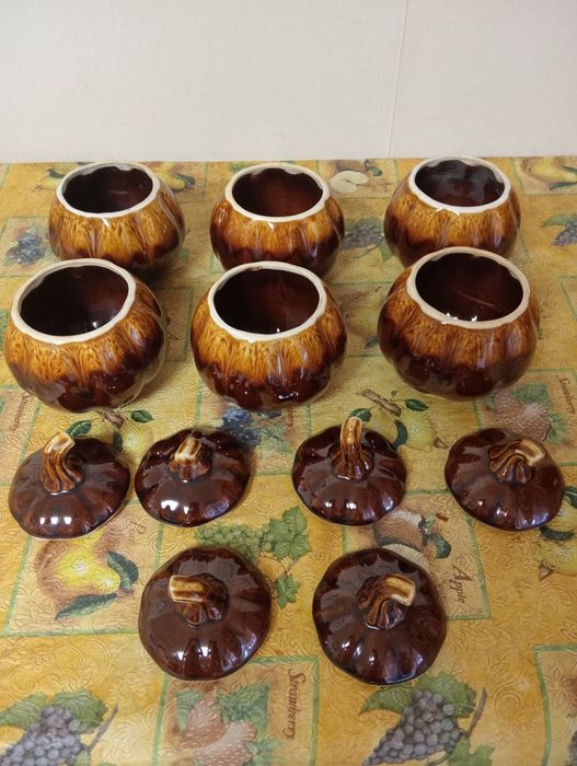 Набор керамических горшочков.