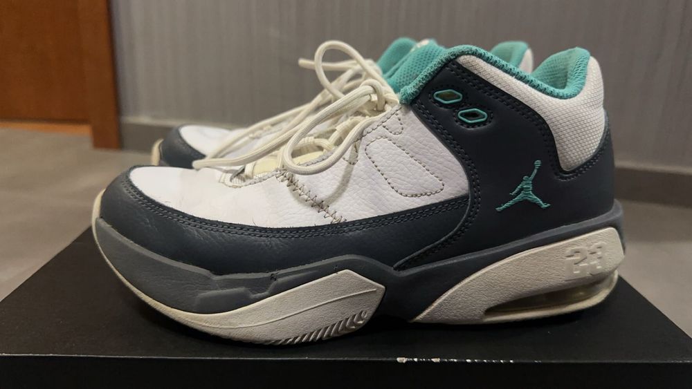 Jordan Аура Макс в черно, сиво и синьо