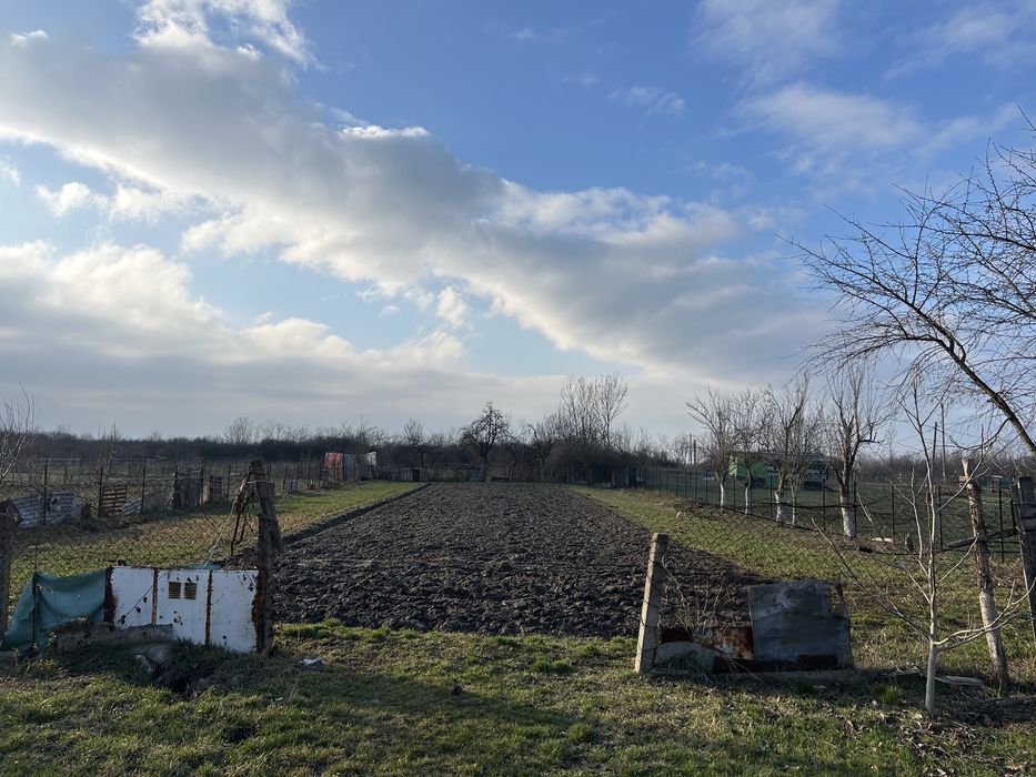 Casa la rosu de vanzare