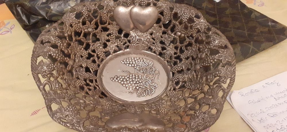 Fructiera dintr-un aliaj