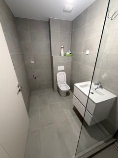 Proprietar, ofer spre închiriere apartament 2 camere nemobilat, nou, 2026, Drumul Taberei-Auchan, parcare subterană cu stație de încărcare.
