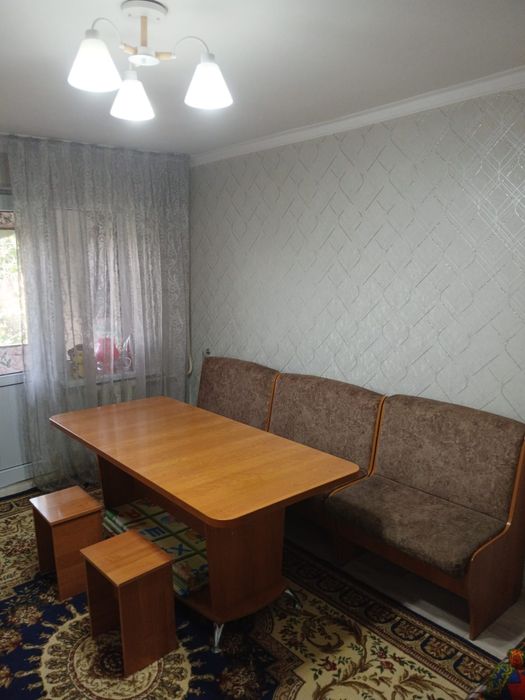 Кухонный стол и стулья