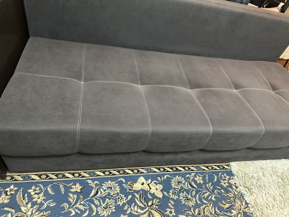 Диван серый. Внутри есть место для хранения