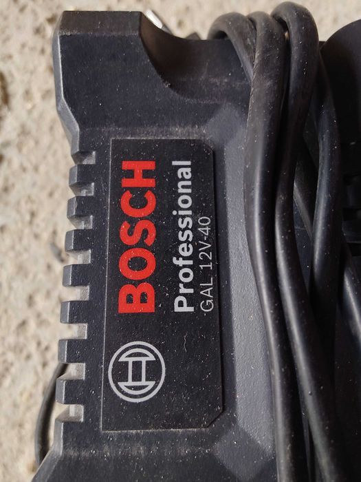 Два броя зарядни устройства Bosch