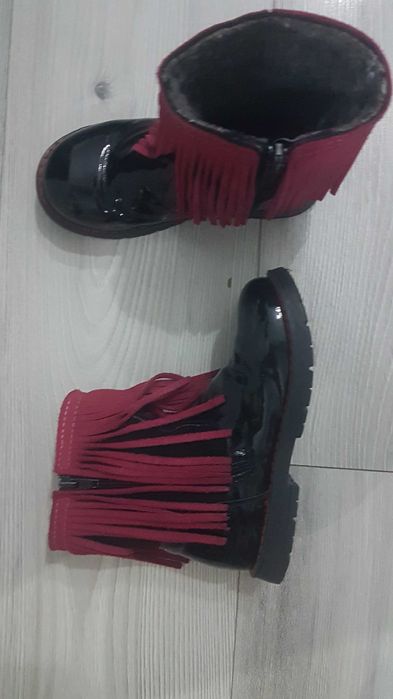 Ghetute deosebite din piele lacuita, marimea 29