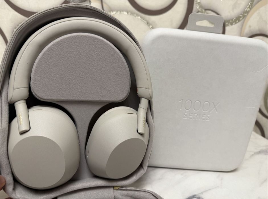 Sony wh 1000 xm5 ещё хм4                   . iPhone Samsung