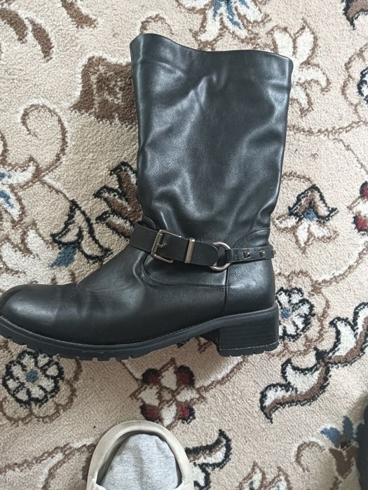 Отдам бесплатно обувь.