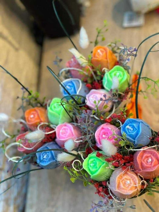 Цветя от соев восък в кашпи