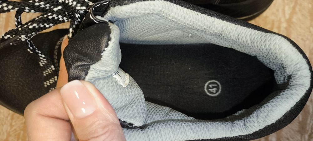 Ботинки 41 размер с металлическим подноском