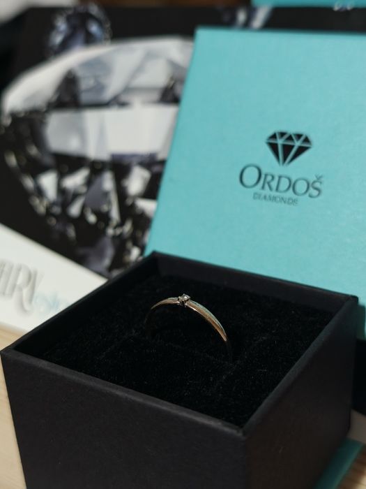 Годежен пръстен от 14К бяло злато, инкрустиран с 0,02К диамант