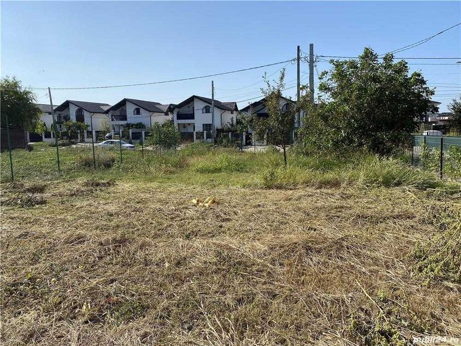 Teren imprejmuit bransat la curent si apa