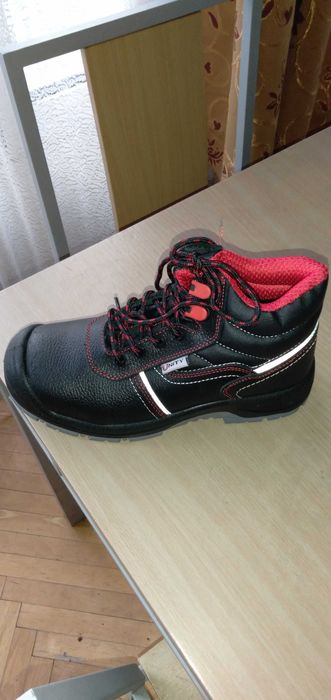 Нови  обувки с предпазно бомбе  39 номер