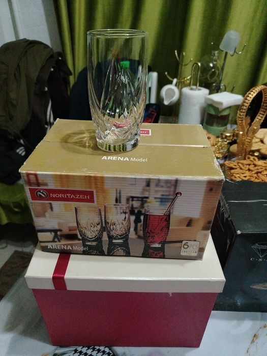 Посуда стаканы, тарелки