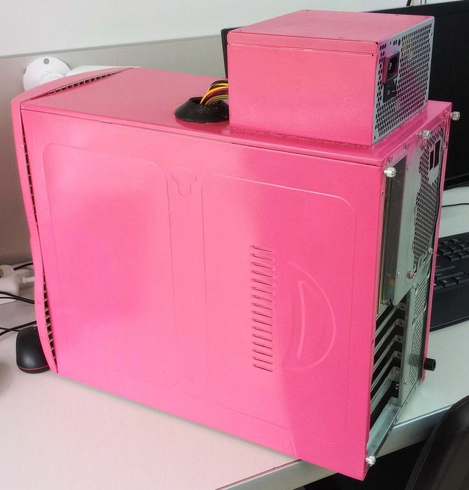 Розов персонален компютър