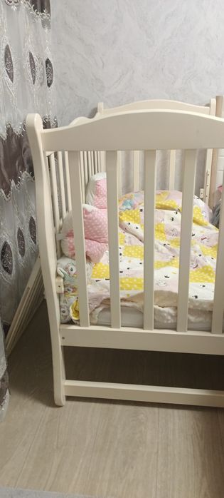 Продам кроватку, комод, стол