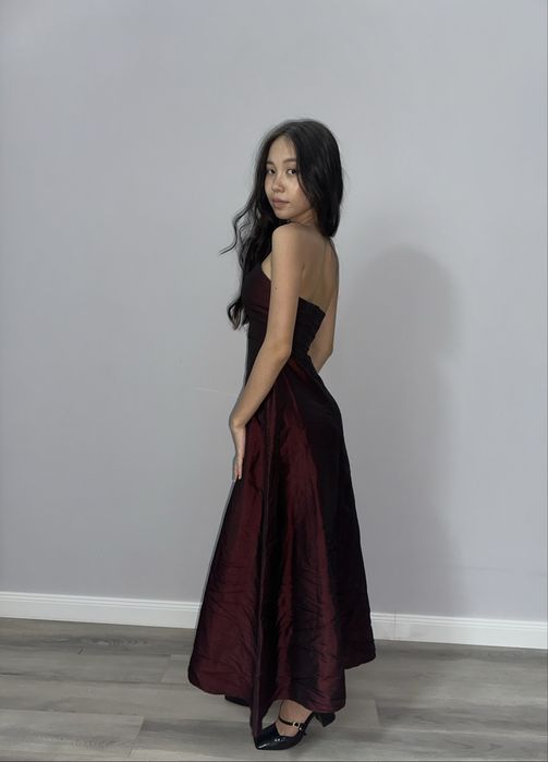 Вечернее бордовое платье