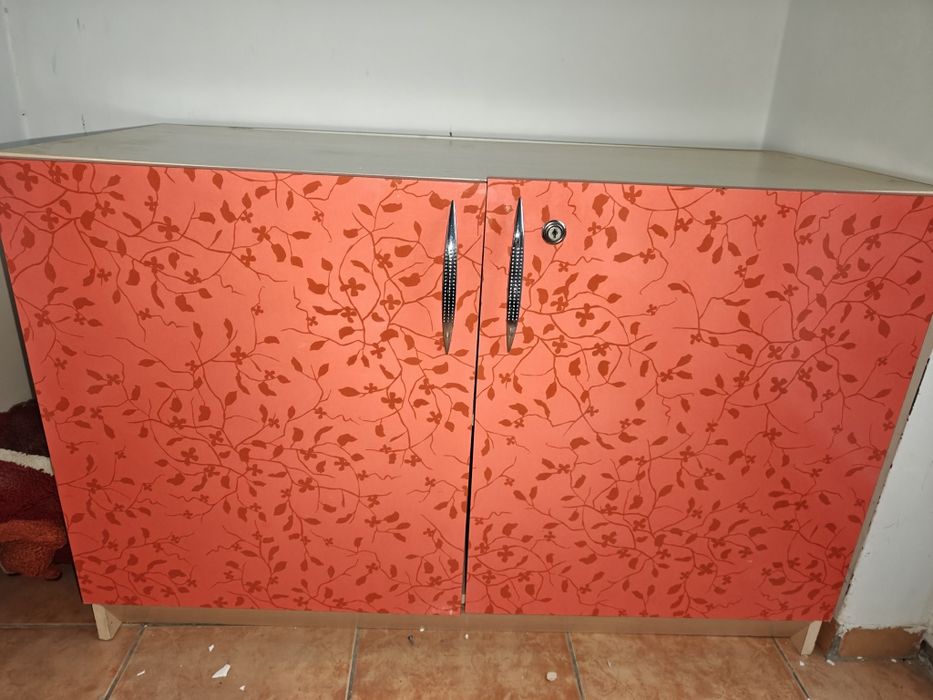 Тумба с дверцами,вместительная,б/у