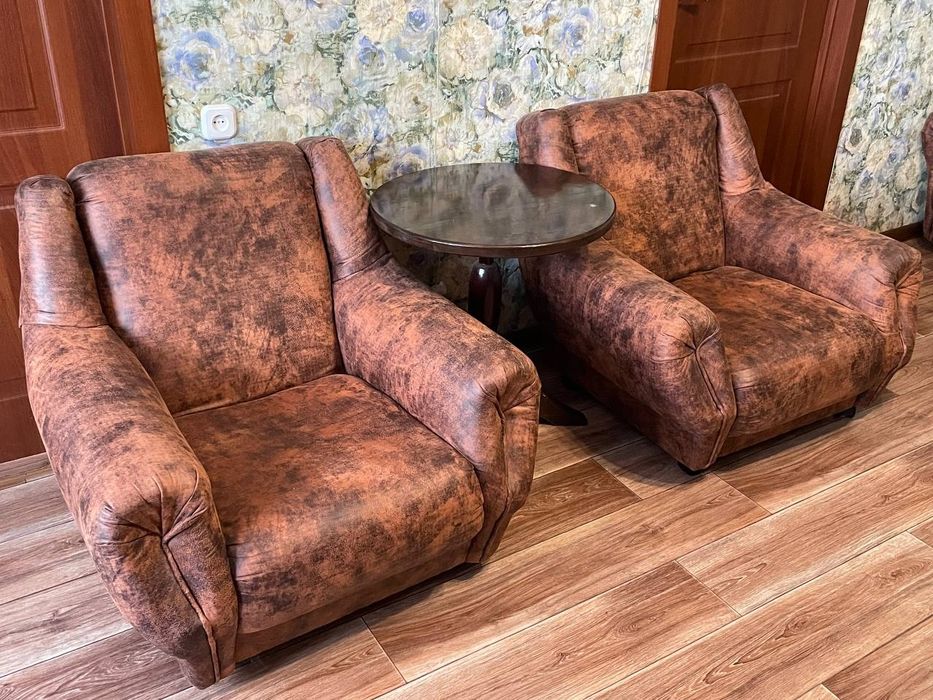 Диван, два кресла и столик