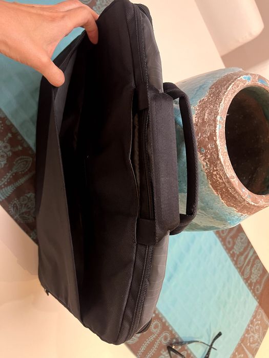 Geantă laptop INCASE, în stare ireproșabilă, ca nouă