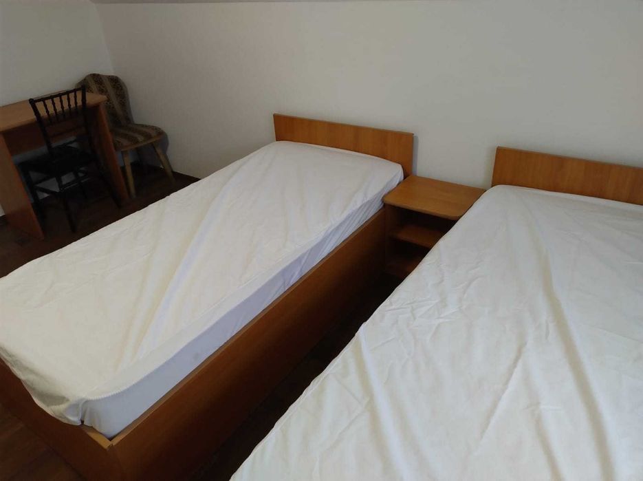 Închiriez  1 cameră 600 lei /lună/cheltuieli incluse -  în apartament 4 camere decomandat
