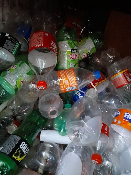 Plastik idishlar sotiladi