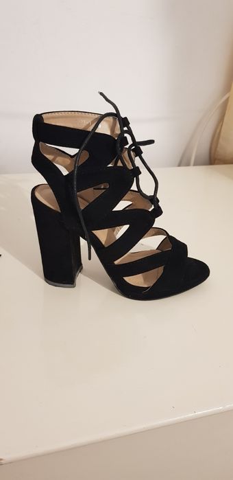 Sandale negre cu toc, de vanzare