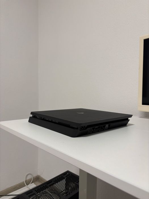 Продавам playstation 4 slim