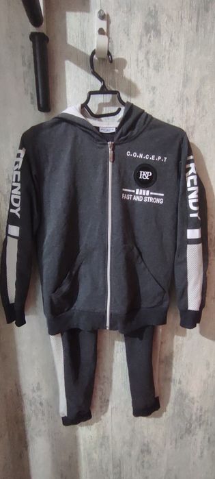 Продам спортивный костюм