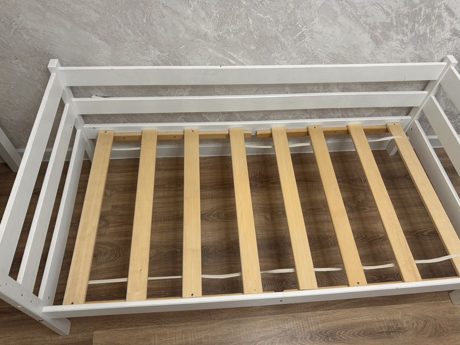 Продам детскую кровать с матрасом
