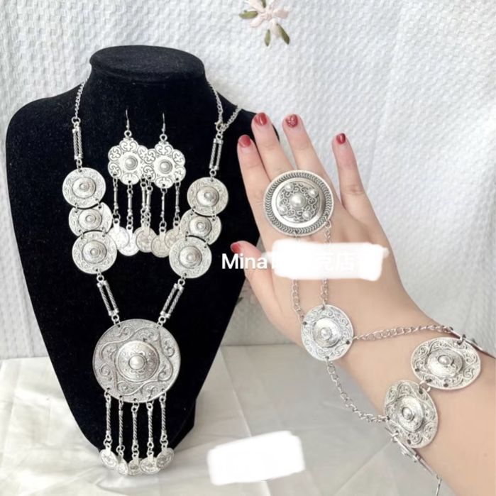 Қазақтың ұлттық әшекейлері сатылады