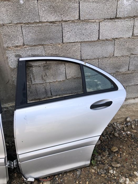 Задний двери на w203 мерседес сешка.