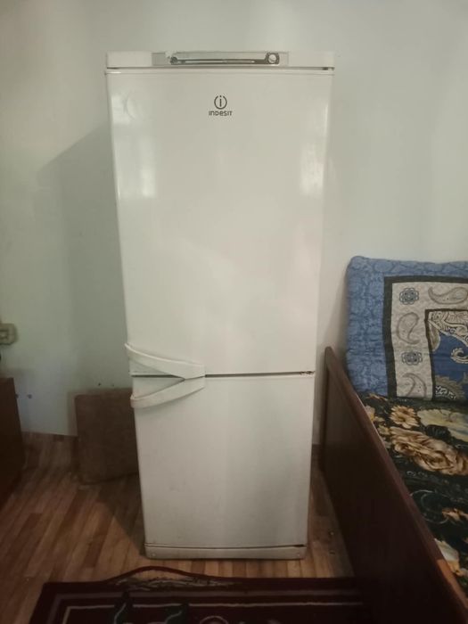 Холодильник Indesit рабочий